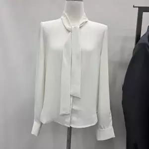 [로엠]베이직 타이형 블라우스_RMBLE49R04_CJ