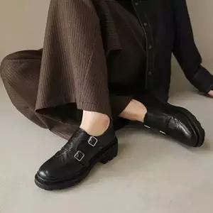 SMK 여성용 플랫슈즈 가죽 굵은 중굽 버클 구두 라운드 작은 펌프스 양가죽 펀칭 JEN1