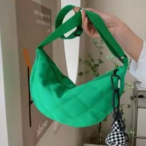 경량 퀼팅 반달 크로스백 가방 반달백 숄더백 데일리 여행 캐쥬얼백