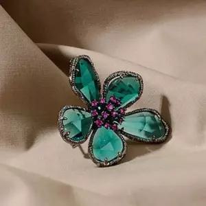 크리스탈브로치 봄꽃디자인 화사한코디 일곱컬러 큐빅장식 옷맵시 포인트악세사리 브로치
