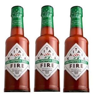 으로 재배한 카이엔 칠리스 팩 3병으로 만든 뉴질랜드의 카이타이아 파이어 칠리 페퍼 핫소스
