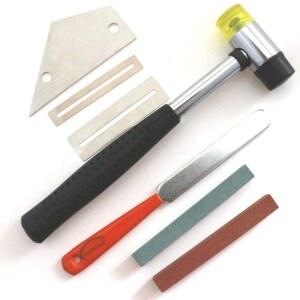 기타 도구 키트에는 더블 헤드 베이스 프렛 와이어 고무 망치, 크라운 파일, 스테인리스 스틸 로커, 핑거보드 가드 프로텍터 및 기타용 연삭석(7개 세트)이 포함되어 있습니다