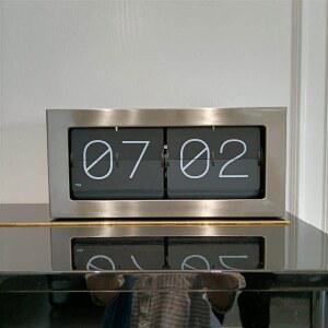 칼슨 플립 시계 모던 블랙 클래식 미디엄 실버 케이스 Boxed 스몰 달력