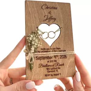 봉투가 있는 목재 청첩장 금동 반지가 새겨진 하트 컷아웃 말린 꽃 및 스티커 개인 맞춤형