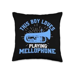 마칭 밴드 이 소년은 멜로디폰 연주자 던지기 베개를 좋아