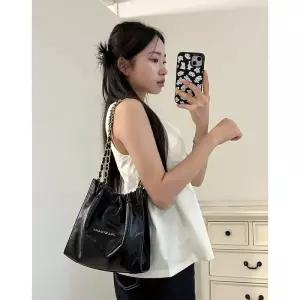 질스튜어트 뉴욕 코코체인 블랙 골드 장식 드로우스트링 스몰 체인숄더백 JABA5F143 국내매장판 1685474