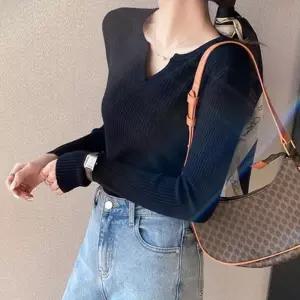 [신상오픈런]브이 골지니트 쫀쫀 타이트 슬렌더룩 봄긴팔티 (30551370)