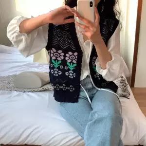 [신상오픈런]플라워 펀칭조끼 꽃그림 봄여름니트 그물 오픈 (31978381)