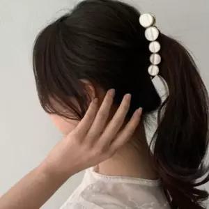 [신상오픈런]바나나핀 여성스러운 동그라미 홀로그램 집게핀 (30366715)