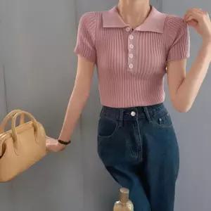 [신상오픈런]여성 멀티컬러 골지 버튼 카라 슬림핏 반팔 니트 (40953023)