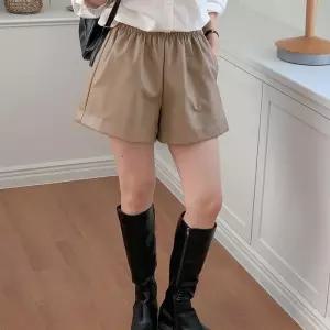 [신상오픈런]여자 가죽숏팬츠 와이드 3부 넓은밴딩 웜톤 반바지 (39388303)