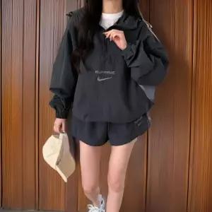 [신상오픈런]여성 후드 반집업 아노락 점퍼와 밴딩 바지 세트 (32456196)