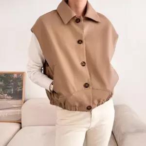 [신상오픈런]가죽조끼 페이크레더 미시룩 허리셔링 드롭숄더 카라넥 (30433774)