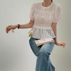 [신상오픈런]여성 시스루 프릴 디테일 스모크 퍼프 블라우스 (35401910)