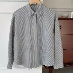 [신상오픈런]스트라이프셔츠 세로줄 스탠다드핏 히든플라켓 봄남방 (30552245)