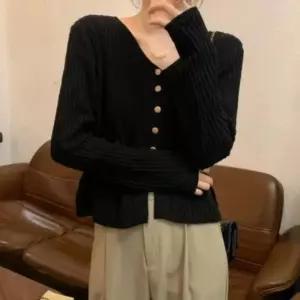 [신상오픈런]여성용 브이넥 여유핏 긴팔 골지 가디건 골드버튼 디자인 (41115527)