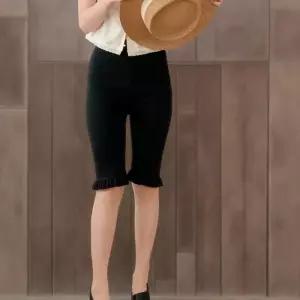 [신상오픈런]여성 프릴 슬림핏 5부 카프리 여름 스판 바이커 반바지 (35835870)