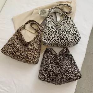 여자숄더백 레오파드 데일리 여자가방 숄더백 큰가방 패브릭