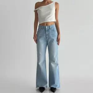 [신상오픈런]여자 여름 워싱 컷팅 부츠컷 로우라이즈 청바지 (35830394)