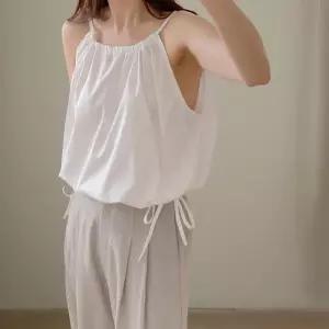 [신상오픈런]여성 여름 피서룩 셔링 스트랩 끈탑 면 블라우스 (35401936)