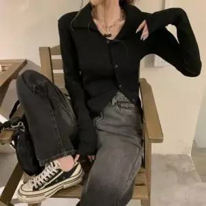 [옷은날개] 여성 사선 버튼 카라 니트 1P 골지 간절기 티셔츠