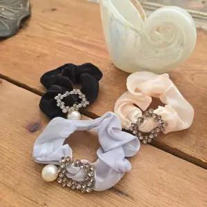 [신상오픈런]진주참 큐빅 슈슈 시스루 실키 여성스러운 곱창머리끈 (29194011)