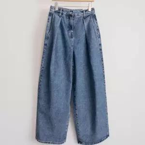 [신상오픈런]여성 키 큰 맥시 핀턱 와이드 청바지 가을 뒷주머니 (41341123)