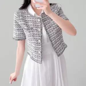 [신상오픈런]여성 사무실 정장 노카라 진주 장식 반팔 트위드 재킷 (37006406)