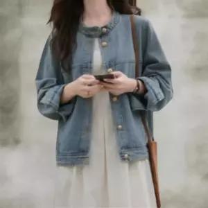 [신상오픈런]여성 클래식 노카라 골드 버튼 중청 데님 롱 슬리브 재킷 (37006405)