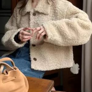 [디작소][SALE]여성 카라 핏 러블리 양털 무스탕 덤블 자켓 (33436001)