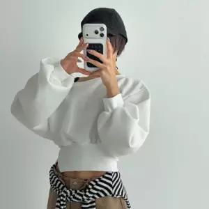 여성 오프숄더 크롭 트임 벌룬 스타일 루즈핏 맨투맨 (42519943)