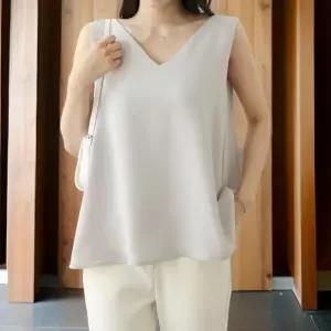 여성용 민소매 브이넥 여름 블라우스 A라인 무채색 디자인 (32776851)