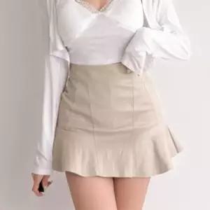 [신상오픈런]여성 키치 스타일 레더 절개 플레어 미니스커트 (41341017)