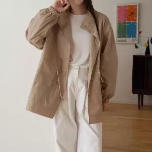 [신상오픈런]여성 빅사이즈 하이넥 스트링 버튼 가을 재킷 (41315731)