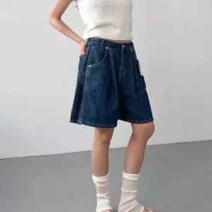 [신상오픈런]여성 여름 반바지 데님 핀턱 링사 스티치 4부 버뮤다 팬츠 (36231697)