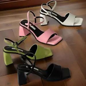 [신상오픈런]여성 더블 스트랩 사각 앞코 통굽 슬링백 샌들 (32331610)