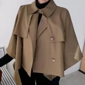 [다잇템]여자 투버튼 트렌치 박스핏 망토 자켓 (19004749A)
