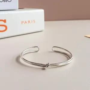 [다잇템]여성 패션 코디 트위스트 실버 로프 뱅글 팔찌 (40835174A)