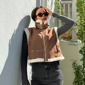 [다잇템]여자 FW 더블버클 탱크 덤블 무스탕 조끼 (23523996A)