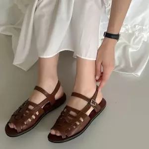 여성스포츠샌들 언발란스 체크패턴 포인트 발등 버클스트랩 로우 샌들