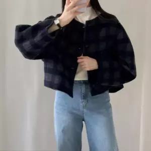 [신상오픈런]여성 클래식 체크 울 라운드넥 투웨이 숏 재킷 (42007443)