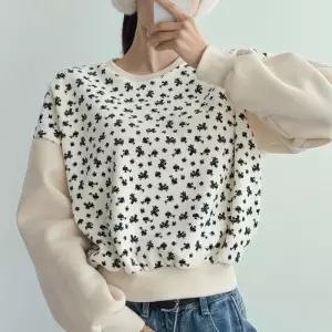 아이우먼 작은플라워패턴맨투맨 MAX017M601 빅사이즈 (45033772A)