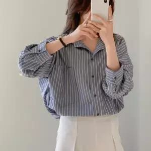 [신상오픈런]여성 포켓 디자인 스트라이프 긴팔 박스핏 셔츠 (33265459)