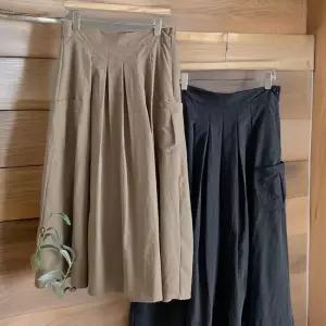 [신상오픈런]여성 뒷밴딩 나일론 핀턱주름 포켓 롱스커트 (32327880)