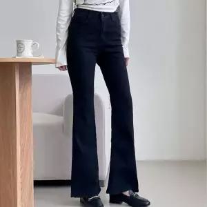 [신상오픈런]여성용 신축성 좋은 빅사이즈 슬림 부츠컷 블랙 청바지 (41993050)