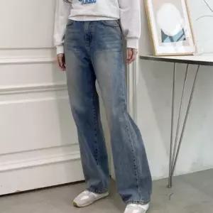 [신상오픈런]여성 심플 중청 워싱 뒷밴딩 세미와이드 데님 (41443103)