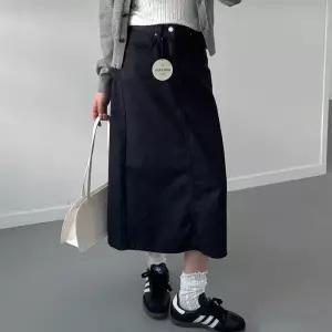 [신상오픈런]여성용 가을 생지 논페이드 데님 치마 뒷트임 롱스커트 (39180235)