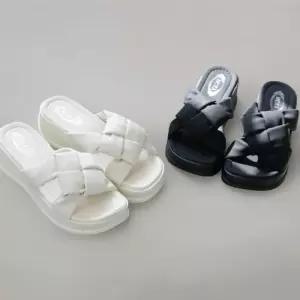 [신상오픈런]여성 편안한 통굽 슬리퍼 꼬임 끈 위빙 스트랩 쿠셔닝 (39139798)