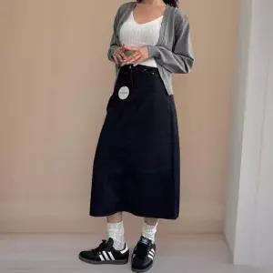 [신상오픈런]여성 가을 생지 논페이드 청바지 롱스커트 뒤트임 면 치마 (39139094)