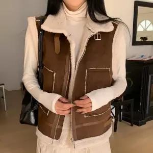 [다잇템]여성 버클 무스탕 뽀글안감 폴라넥 조끼 (27310066A)